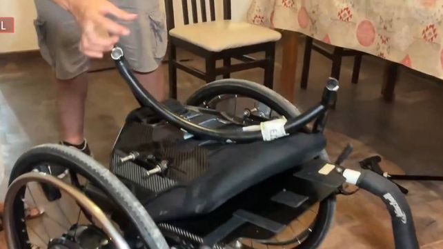 En Ezeiza rompieron el respaldar de la silla de ruedas que era para Matías Bottoni