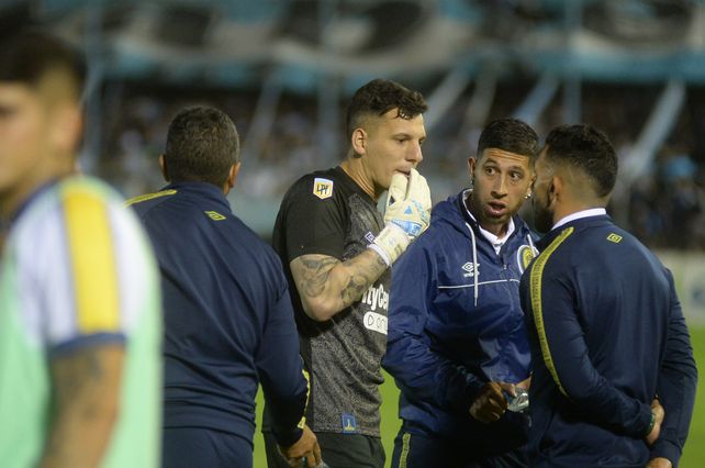 Ganó la pulseada. Para Tevez el dueño del arco es Servio por sobre Broun.
