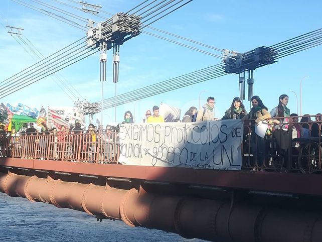 El grito Ni Una Menos hizo temblar el Puente Colgante