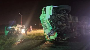 Choque fatal en el cruce cerca de Gálvez. El vehículo donde iba la víctima fatal quedó destruido por completo y el camión volcado.