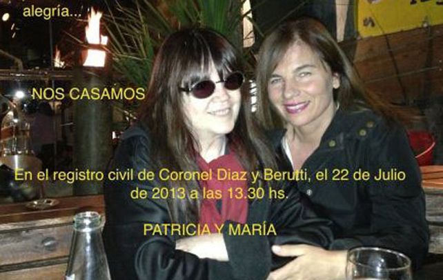 Feliz. Marilina y Patricia en la tarjeta de participación del enlace.