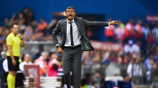 Luis Enrique se acerca al banco de Chelsea