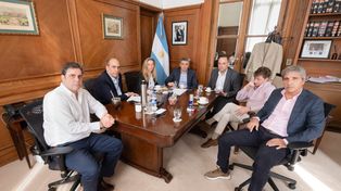 Guillermo Francos (segundo a la izquierda), Karina Milei, Manuel Adorni, Santiago Caputo y Luis Caputo.