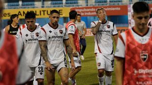 Los jugadores de Newells se retiran resignados, tras dejar la Copa Argentina ante Acassuso.
