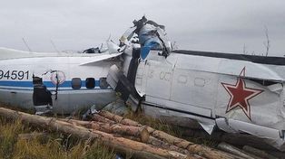 Al menos dieciséis muertos al estrellarse y partirse en dos un avión en Rusia