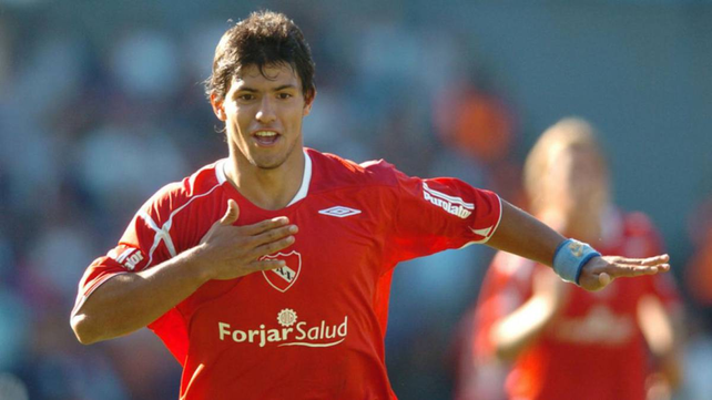 El Rojo acompaña al Kun: De Independiente al mundo, para toda la vida