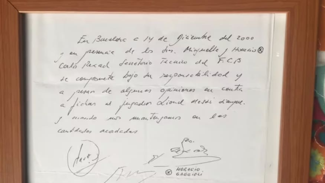 La mítica servilleta que pasó a la historia por convertirse en el papel que ató a Messi al Barcelona.