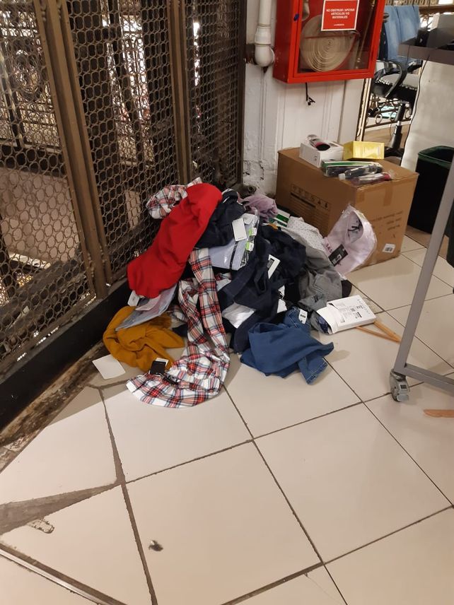 Desaforados por conseguir ofertas en Falabella, tiran mercadería al piso y dejan la tienda hecha un desastre