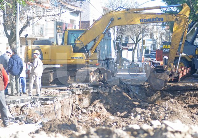 Trabajos. Las maquinarias fueron instaladas sobre el cantero central de Bulevar Pellegrini. Foto: M. Testi