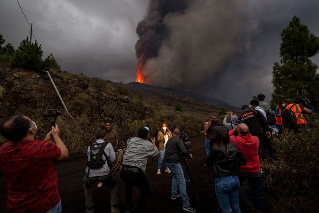 Aumentan las explosiones del volcán Cumbre Vieja y ordenan más evacuaciones