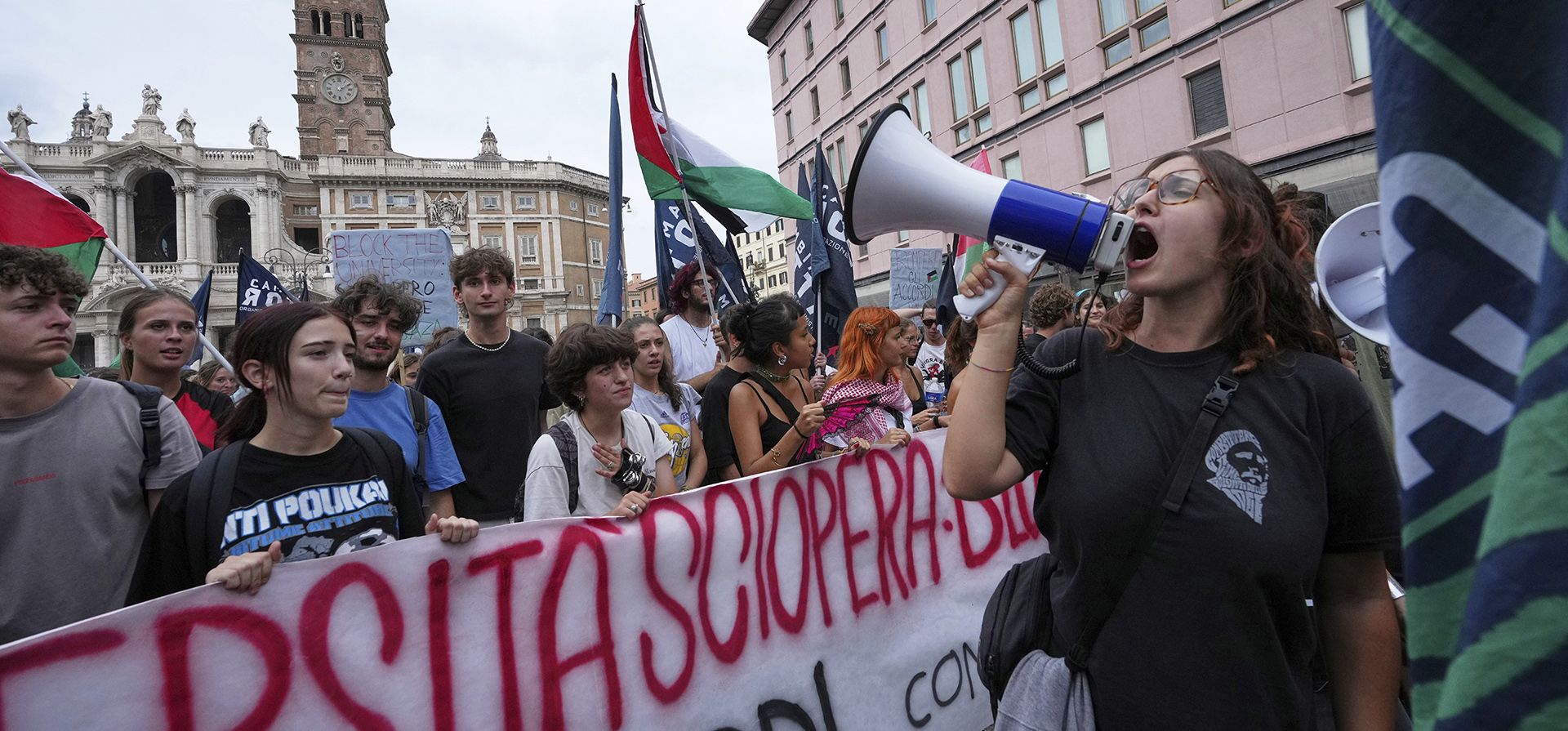La gente participa en una manifestación como parte de una protesta nacional y huelga general contra la guerra en Gaza, en Roma, el lunes 22 de septiembre de 2025. (Foto AP/Alessandra Tarantino) La gente participa en una manifestación como parte de una protesta nacional y huelga general contra la guerra en Gaza, en Roma, el lunes 22 de septiembre de 2025. (Foto AP/Alessandra Tarantino)