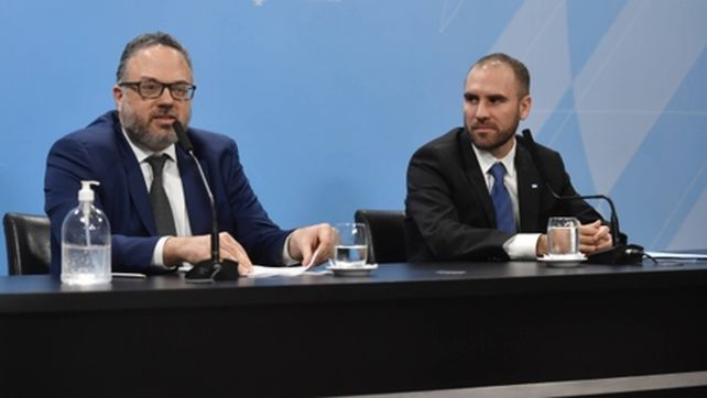 Acci&oacute;n. Los ministros Kulfas y Guzm&aacute;n anunciaron las medidas para impulsar la econom&iacute;a nacional.
