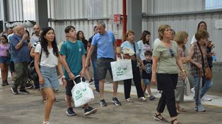 Un importante número de vecinos se acercó a La Planta para participar de distintas actividades programadas por el municipio de Venado Tuerto, como talleres, visitas guiadas, juegos para niños, eco emprendedores, patio de comidas y shows en vivo.&nbsp;