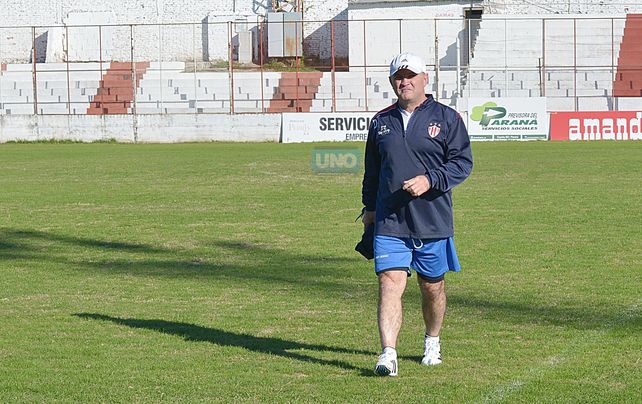 El entrenador llegó con cara de pocos amigos y enseguida se metió a la cancha para realizar la primera práctica. Foto UNO Juan Manuel Hernández. &nbsp;