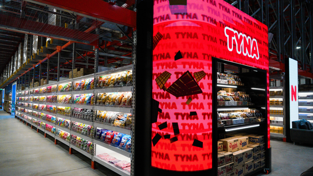 En el nuevo almacén, sobre las góndolas están las estructuras por donde se desplaza la mercadería de forma automática.