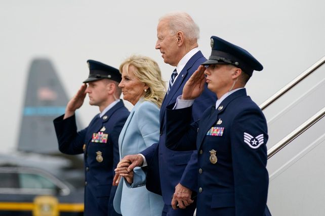 MATRIMONIO. El mandatario norteamericano y su esposa Jill descienden del avión de la Fuerza Aérea.