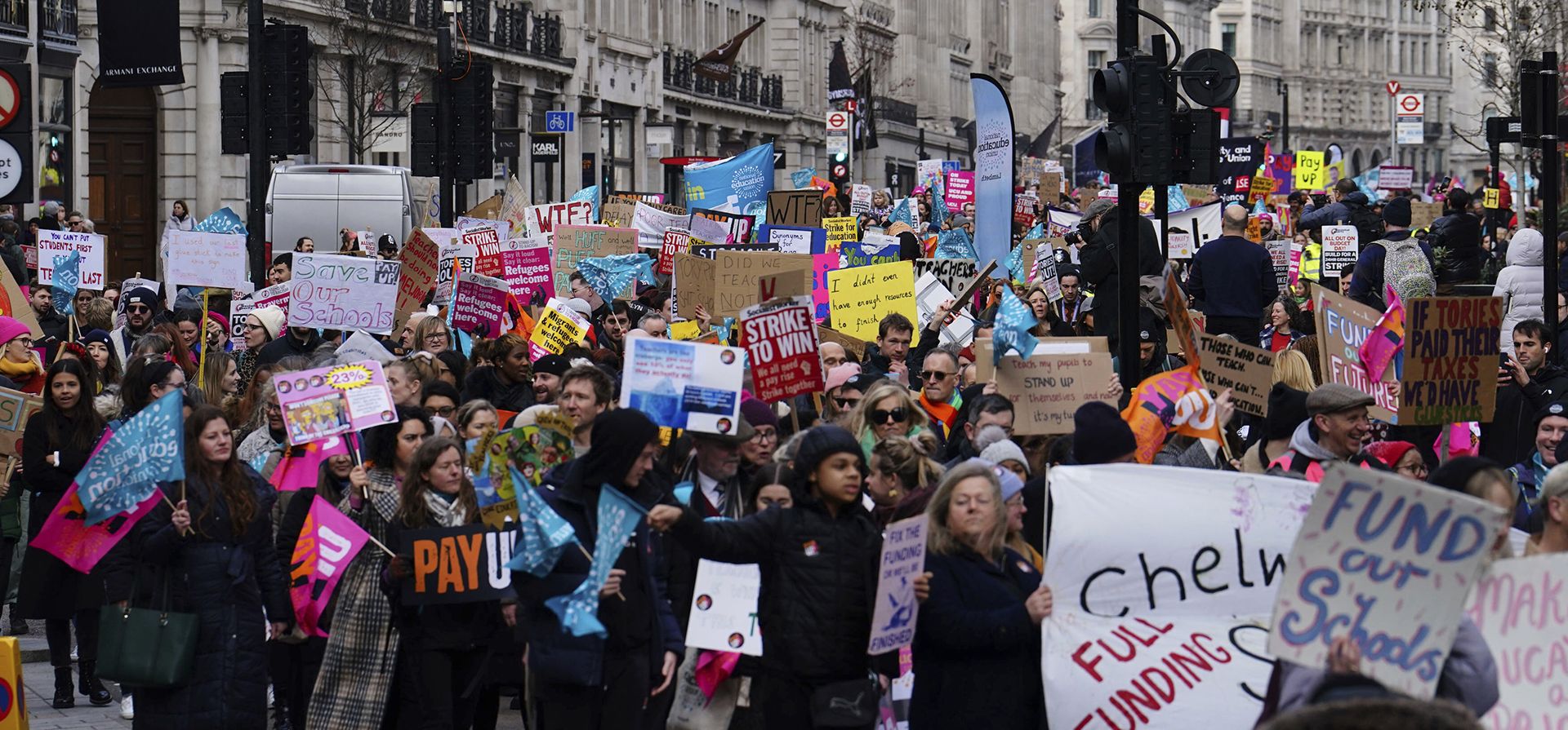 Miles de manifestantes ondean pancartas mientras se encuentran cerca de Downing Street en Westminster en Londres, el miércoles 1 de febrero de 2023. Medio millón de trabajadores se declararon en huelga en el Reino Unido. Miles de escuelas cerrarán algunas o todas sus aulas, los servicios de trenes se paralizarán y se esperan retrasos en los aeropuertos, maestros, el personal universitario, los funcionarios públicos, los funcionarios fronterizos y los conductores de trenes y autobuses abandonarán sus trabajos el mismo día. (Foto AP/Kirsty Wigglesworth)