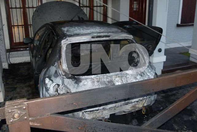 Quemaron el auto del funcionario municipal de Santa Fe, Cornelio Collins