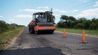 El bacheo se realiza entre Acceso Norte a Hasenkamp y la ruta nacional Nº 12 para mejorar la transitabilidad a vecinos y productores de la zona