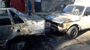 Los quemacoches atacaron en barrio Los Hornos