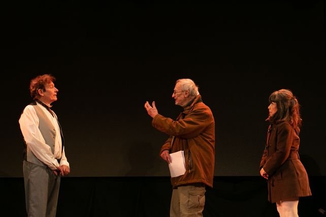 Ansaldo junto a Mirko Buchín (centro) y Liliana Gioia en una escenan de Una comedia efervescente. Buchín impulsó la apertura de Caras y Caretas.