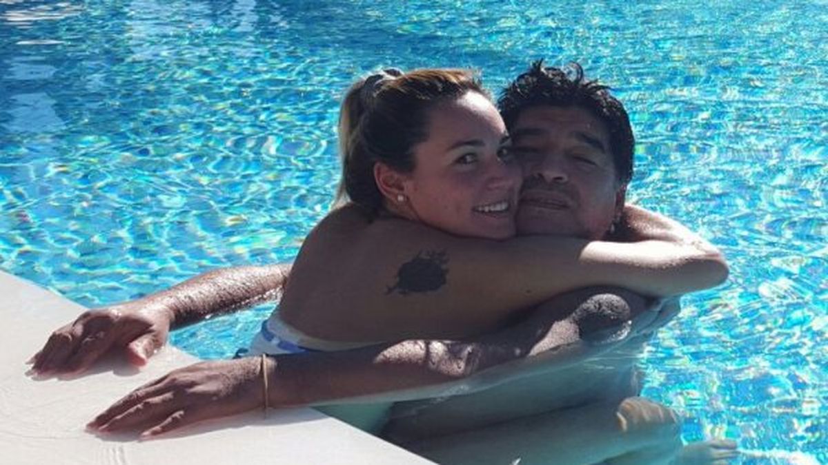 Maradona se lució bailando al borde de una pileta y lo echaron
