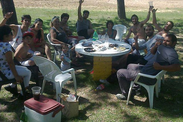 Los vecinos de El Pozo arreglan “el patio del barrio”, ladrillo a ladrillo
