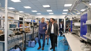 Sujarchuk durante su visita por la incubadora Uovo, de Terragene.