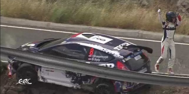 Un piloto de rally salvo de milagro su vida