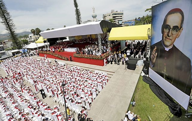 Fervor. La ceremonia de beatificación en la plaza El Salvador del Mundo fue reflejada en pantallas gigantes.
