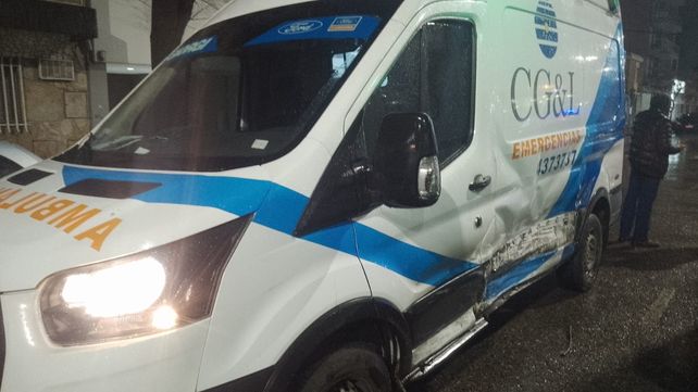 La ambulancia quedó dañada del lado izquierdo debido al golpe.