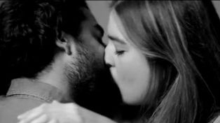 Un video del primer beso entre dos desconocidos arrasa en las redes sociales