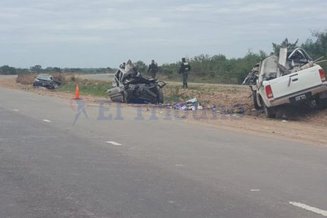 Fatal. Chocaron una Hilux