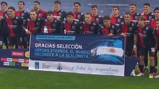 Todos los jugadores de Newells con la bandera en homenaje a la selección nacional. Debut con Talleres en el Coloso.