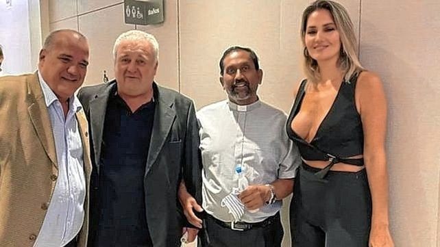 Foto con el padre Ignacio: Losada cuestionó a las feministas