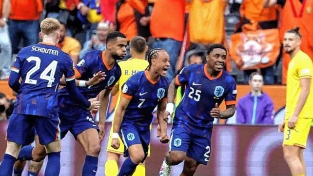Países Bajos enfrenta a Turquía en el último cotejo por los cuartos de final de la Eurocopa. Países Bajos enfrenta a Turquía en el último cotejo por los cuartos de final de la Eurocopa.