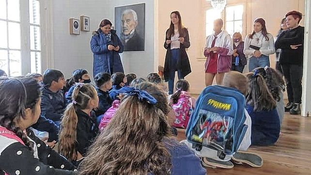 La idea. De la muestra es acercar la historia a los jóvenes y niños desde otro punto