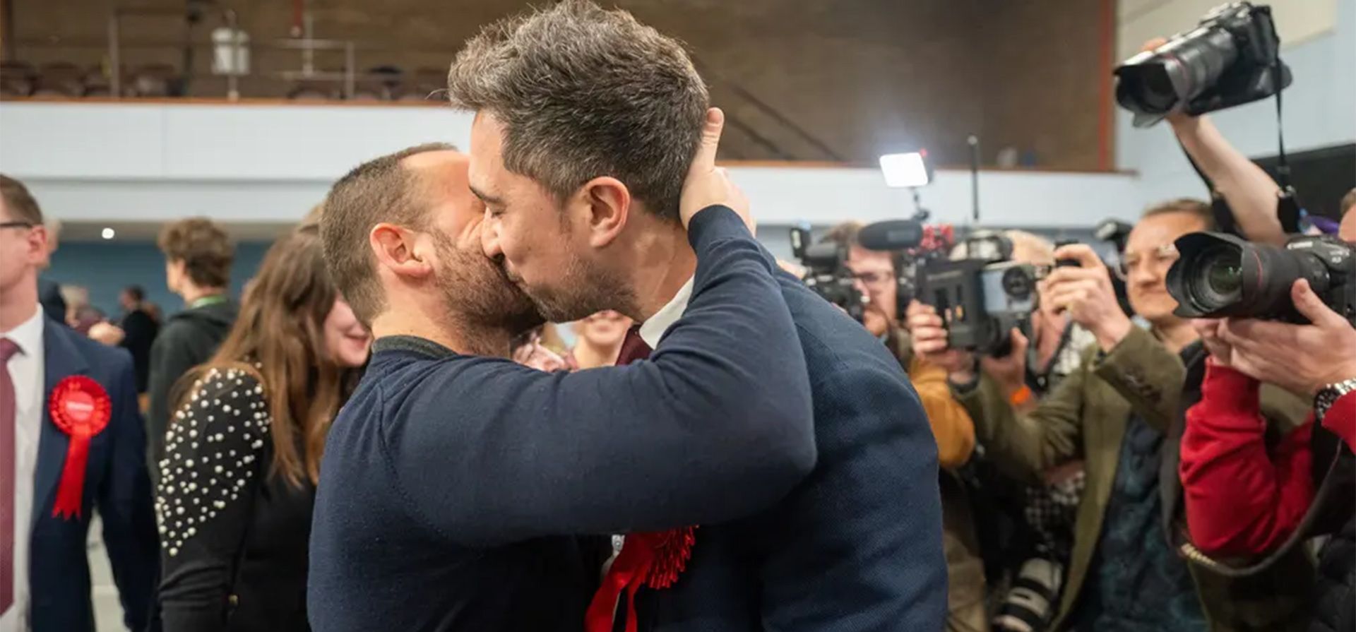 El candidato laborista Damien Egan comparte un beso con su marido, Yossi Felberbaum, tras ser declarado vencedor en las elecciones parciales de Kingswood, Gloucestershire del Sur, Inglaterra. Fotografía: Ben Birchall/PA Wire El candidato laborista Damien Egan comparte un beso con su marido, Yossi Felberbaum, tras ser declarado vencedor en las elecciones parciales de Kingswood, Gloucestershire del Sur, Inglaterra. Fotografía: Ben Birchall/PA Wire