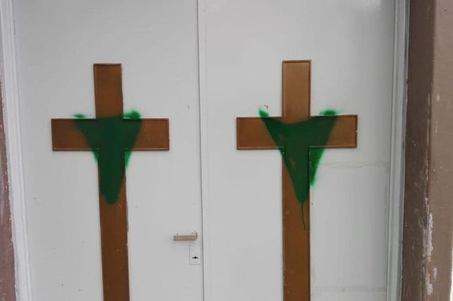 Aparecieron más pintadas de pañuelos verdes en iglesias y monumentos de la ciudad