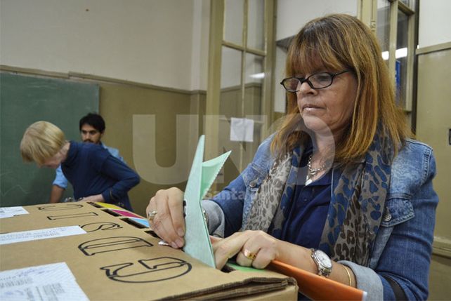 Con algunas demoras, abrieron las mesas para las Paso 2015