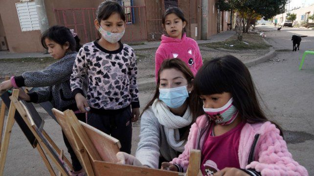 Un grupo de nenas se divierte con los pizarrones y las tizas, en una de las postas que propone Fijando Miradas.