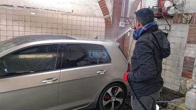 El lavado completo cuesta $1.100. Trabajador del rubro describió cómo es trabajar con tanto frío y habló de las cosas más extrañas encontradas en los autos