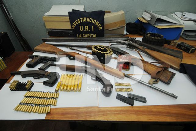 Secuestran un miniarsenal de armas en varios allanamientos en Santa Fe
