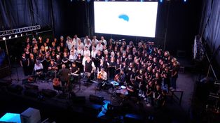 La interpretación de la tradicional Misa Criolla a cargo de la “Confluencia Coral Ariel Ramírez”, dirigida por Cristián Caselli.