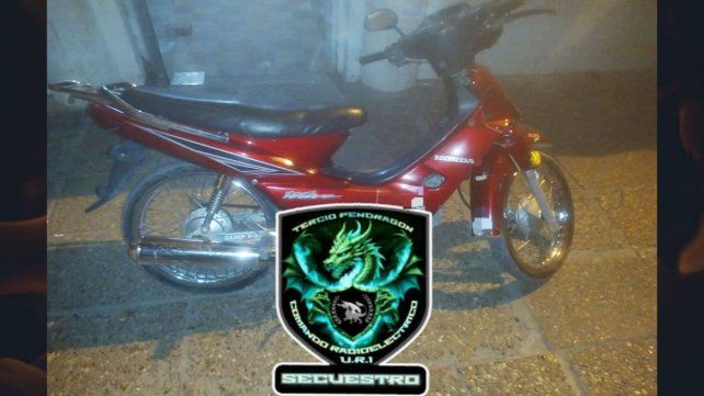 La moto en la cual se trasladaba el hombre detenido y que contaba con pedido de captura por ser robada