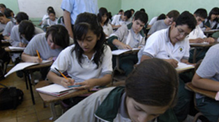 Los alumnos de 15 años mostraron retrocesos generalizados en las tres áreas examinadas. La pandemia dañó el proceso de enseñanza.