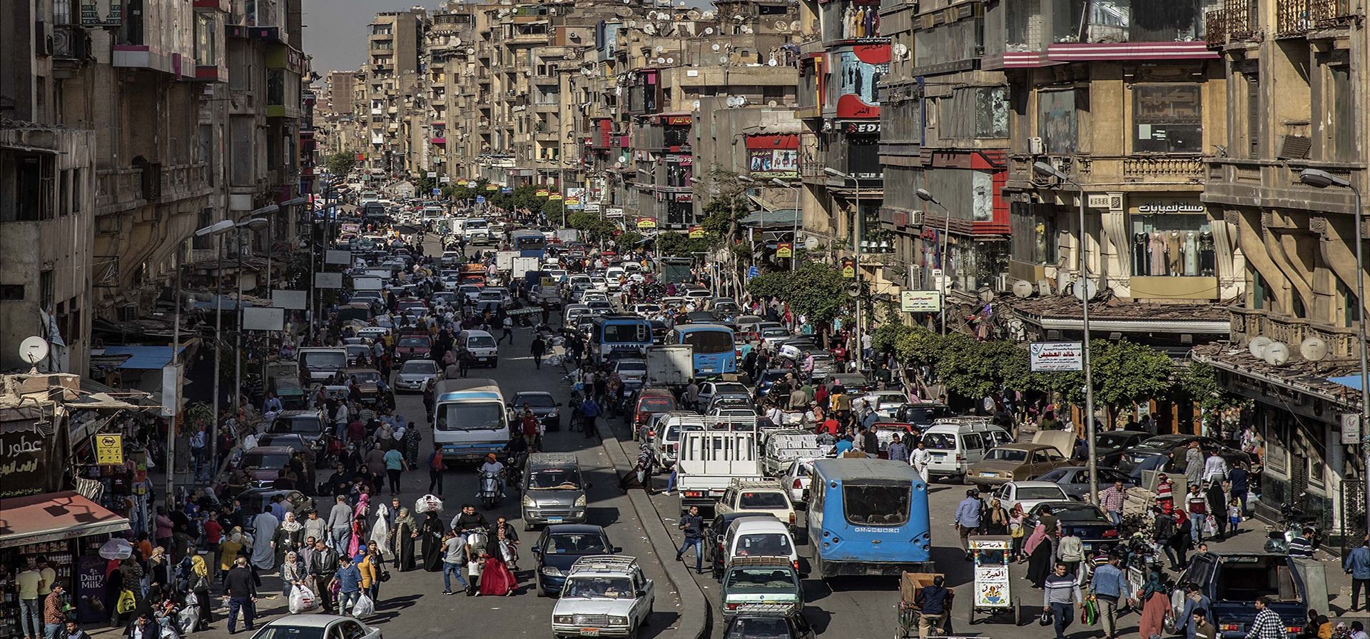 Una calle muy transitada de El Cairo, Egipto. El país continúa luchando contra la creciente inflación en medio de una caída dramática de su moneda mientras muchos egipcios luchan con los aumentos de precios, dijo este martes la oficina de estadísticas del país. (Foto AP/Nariman El-Mofty, archivo)