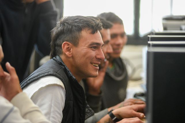 Estudiantes y personas en situación de calle crean imágenes con inteligencia artificial