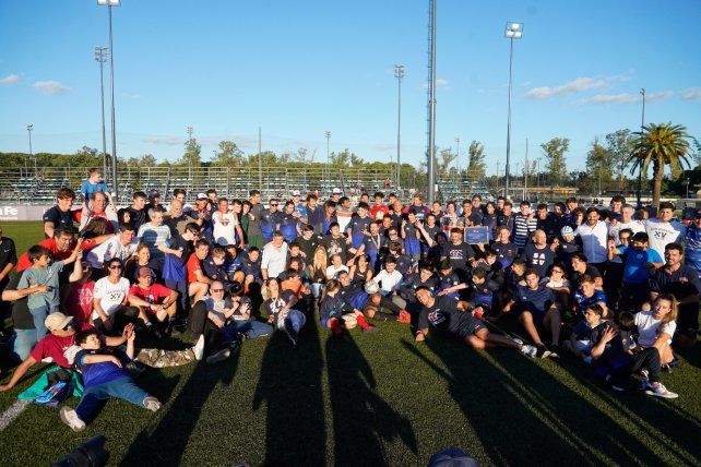 Para la historia del rugby. Jugadores de San Agustín y de Capibaras juntos para la foto. Un entrenamiento conjunto muy emotivo.