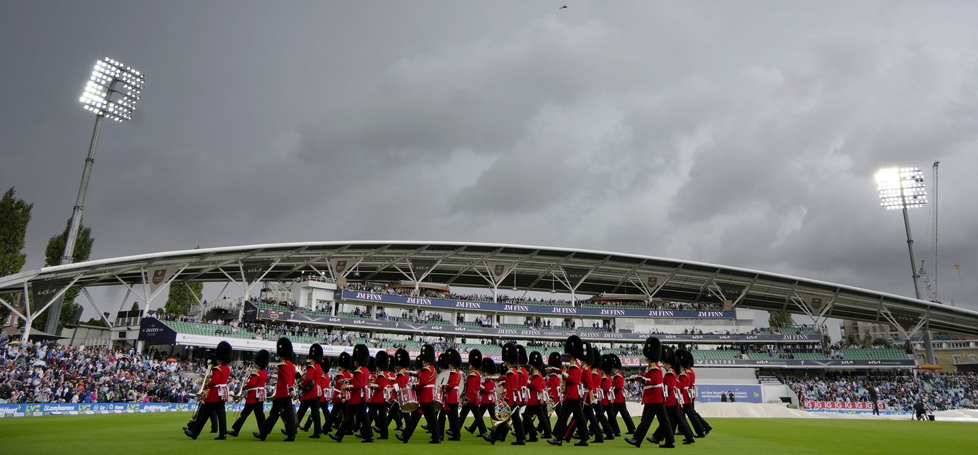 The Band of The Household Cavalry abandona la cancha cuando la lluvia retrasa el inicio del juego en el primer día del partido de prueba entre Inglaterra y Sudáfrica en el campo de cricket Oval de Londres, el jueves 8 de septiembre de 2022.